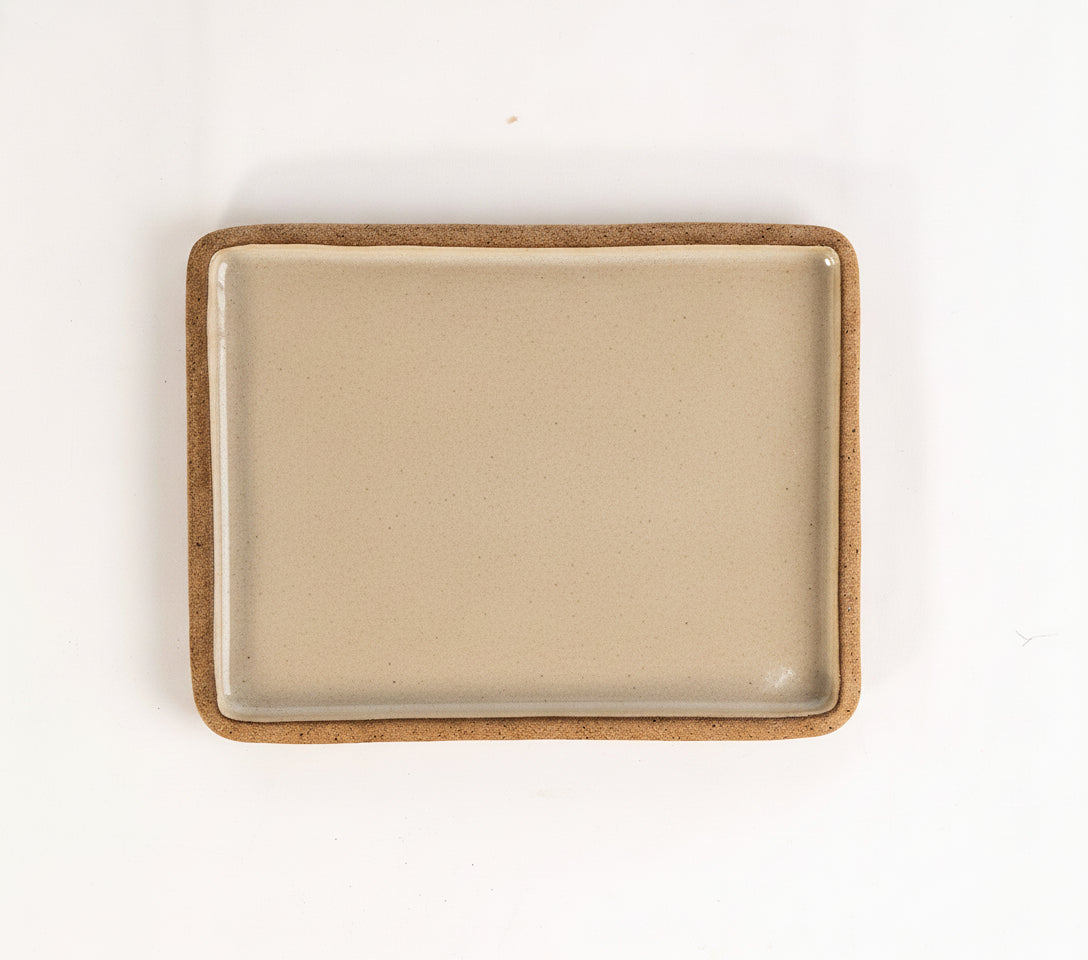 Prato Retangular Borda Reta em cerâmica artesanal — tamanho 26CM x 20CM, argila Cappuccino, esmalte Pedra Sabão