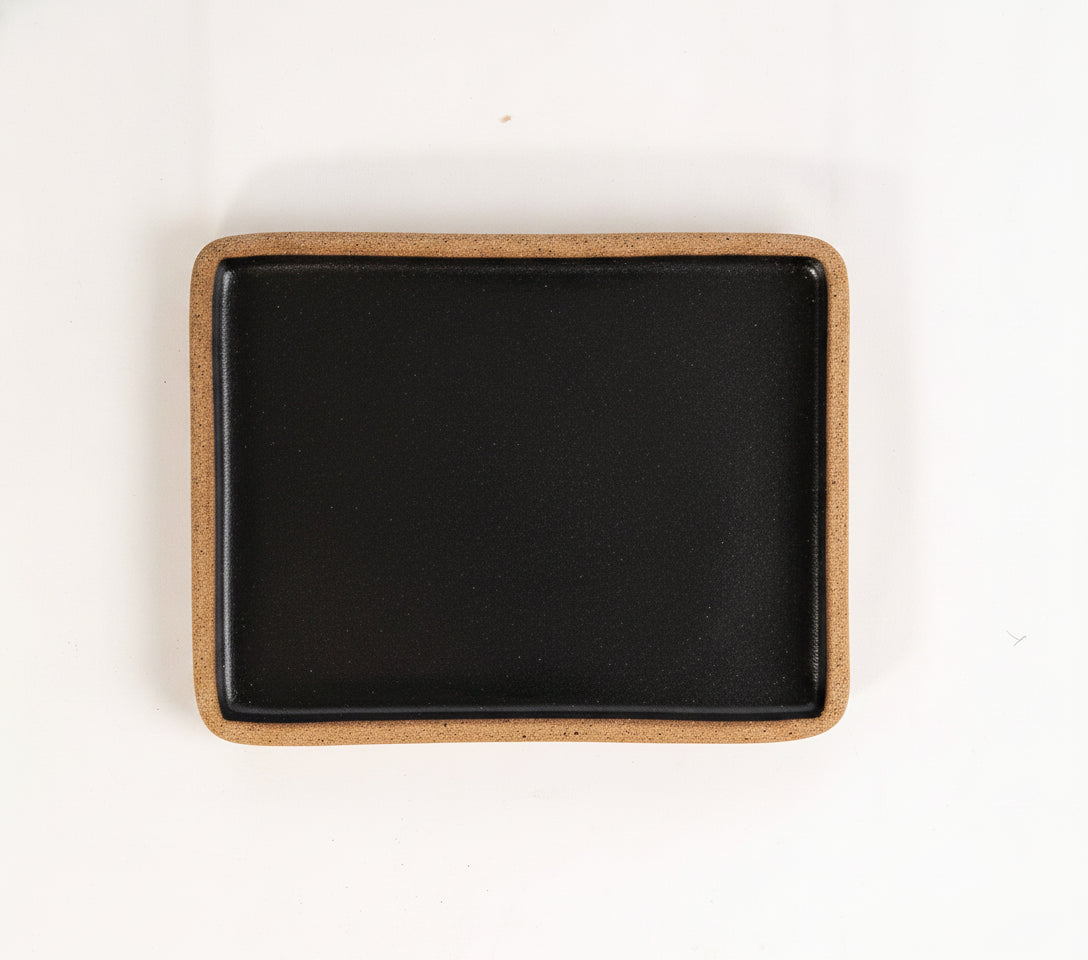 Prato Retangular Borda Reta em cerâmica artesanal — tamanho 26CM x 20CM, argila Cappuccino, esmalte Preto Acetinado