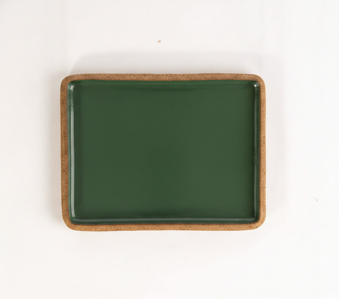 Prato Retangular Borda Reta em cerâmica artesanal — tamanho 26CM x 20CM, argila Cappuccino, esmalte Verde Exército