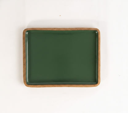 Prato Retangular Borda Reta em cerâmica artesanal — tamanho 26CM x 20CM, argila Cappuccino, esmalte Verde Exército