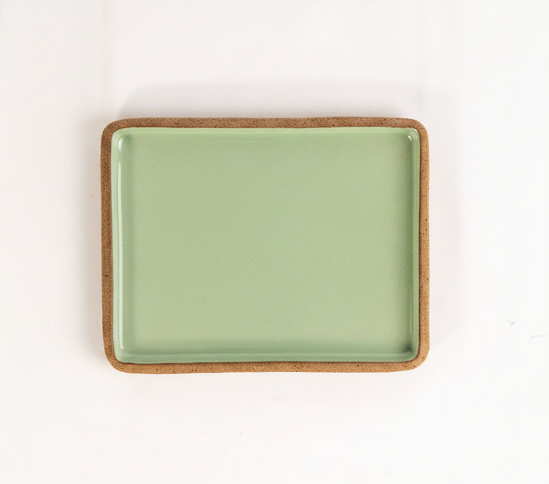 Prato Retangular Borda Reta em cerâmica artesanal — tamanho 26CM x 20CM, argila Cappuccino, esmalte Verde Menta
