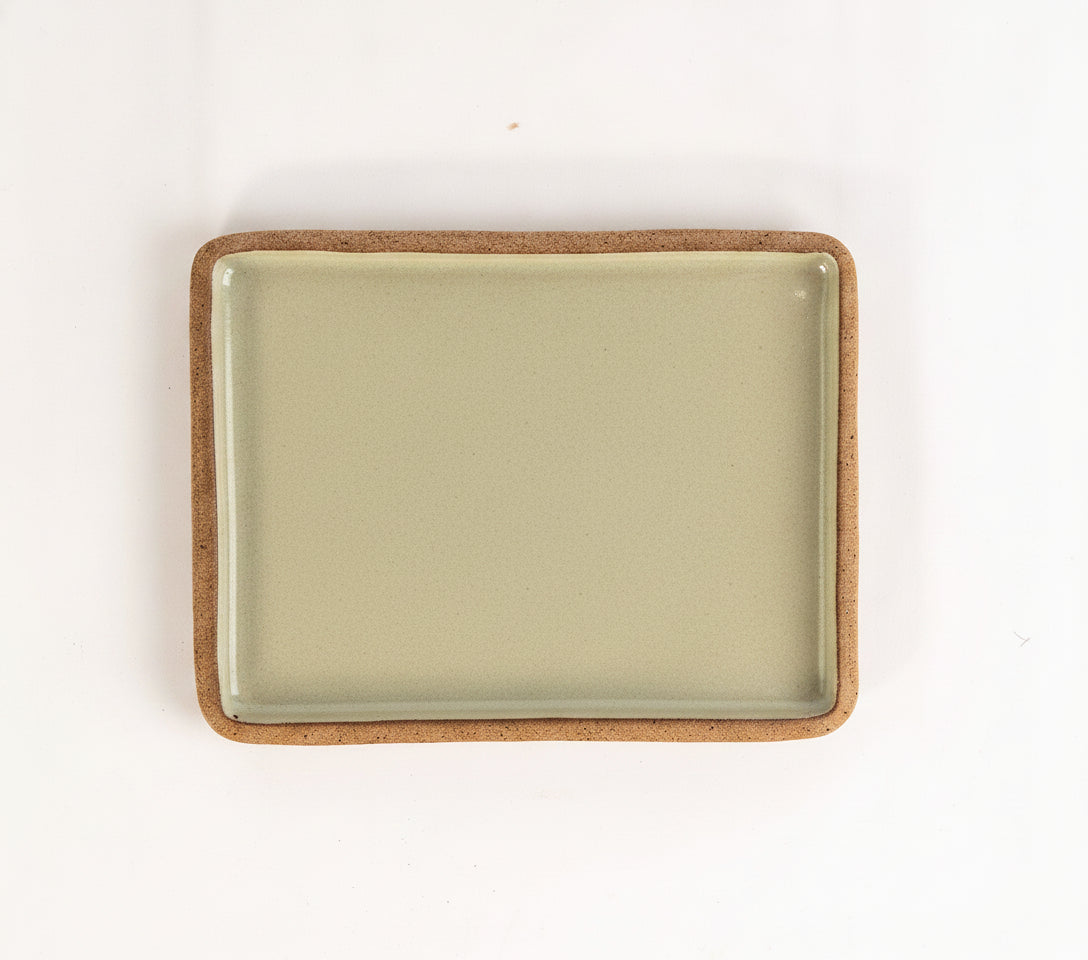 Prato Retangular Borda Reta em cerâmica artesanal — tamanho 26CM x 20CM, argila Cappuccino, esmalte Verde Pompeia