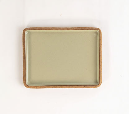Prato Retangular Borda Reta em cerâmica artesanal — tamanho 26CM x 20CM, argila Cappuccino, esmalte Verde Pompeia