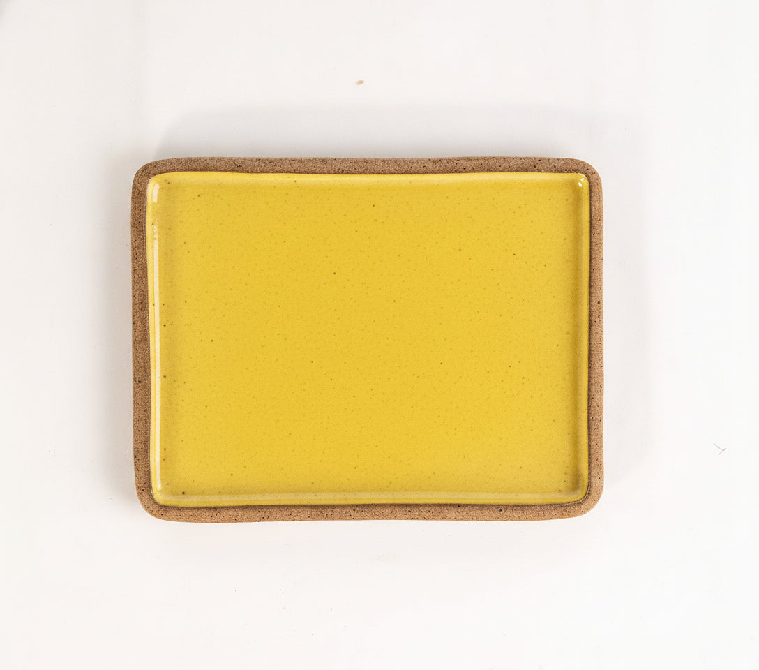 Prato Retangular Borda Reta em cerâmica artesanal — tamanho 26CM x 20CM, argila Flocos, esmalte Amarelo Intenso