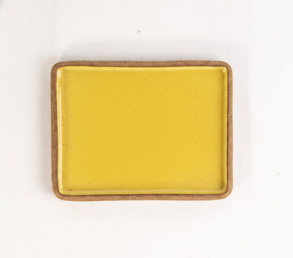 Prato Retangular Borda Reta em cerâmica artesanal — tamanho 26CM x 20CM, argila Flocos, esmalte Amarelo Intenso