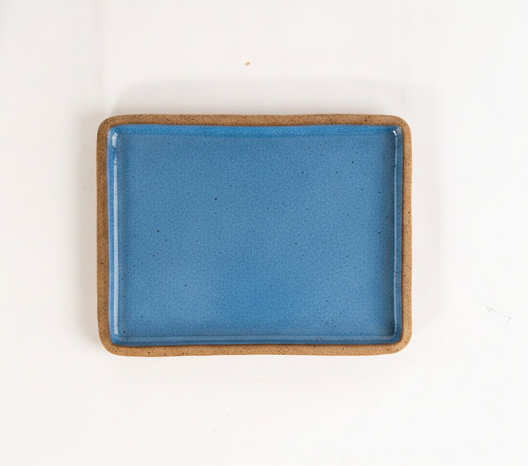 Prato Retangular Borda Reta em cerâmica artesanal — tamanho 26CM x 20CM, argila Flocos, esmalte Azul Safira