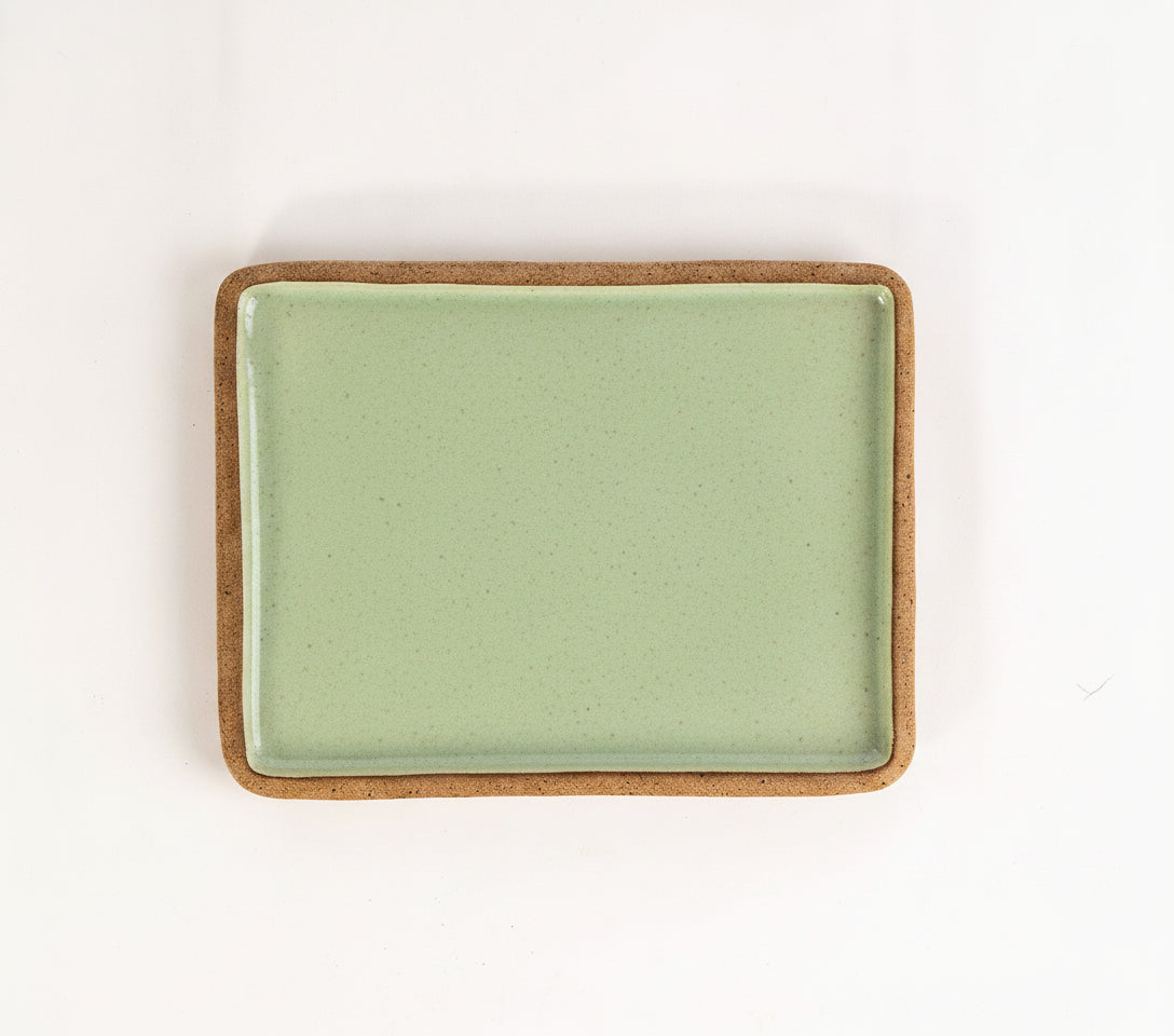 Prato Retangular Borda Reta em cerâmica artesanal — tamanho 26CM x 20CM, argila Flocos, esmalte Verde Menta