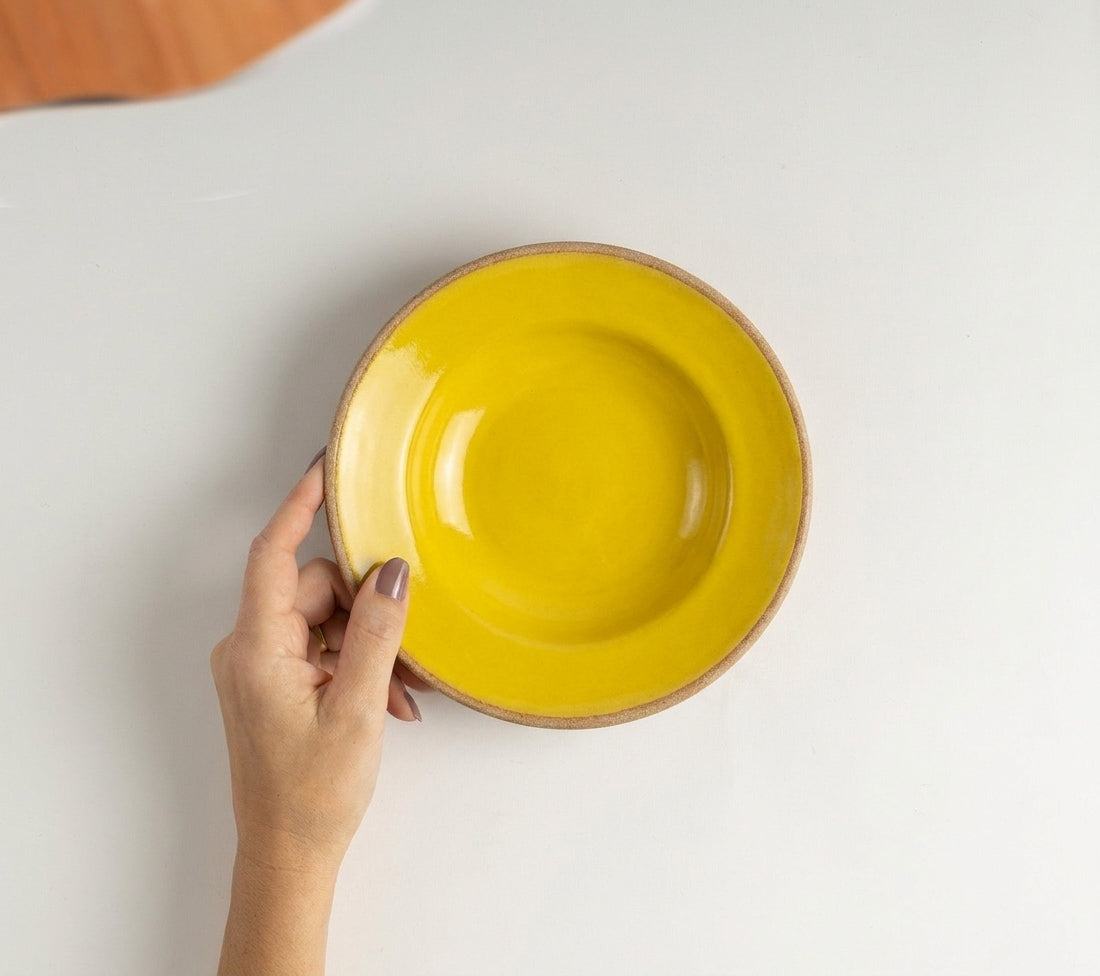 Prato Risoto Borda Alta em cerâmica artesanal — tamanho 250ML, argila Cappuccino, esmalte Amarelo Intenso