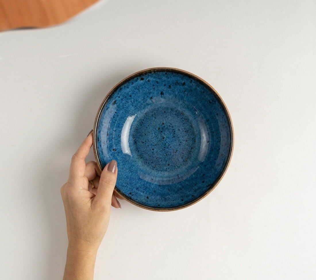 Prato Risoto Borda Alta em cerâmica artesanal — tamanho 250ML, argila Cappuccino, esmalte Azul Safira