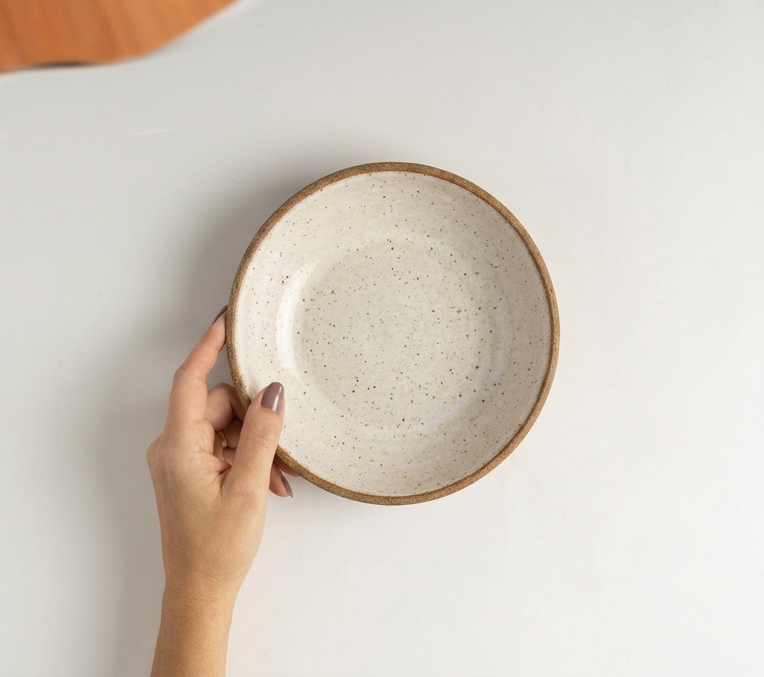 Prato Risoto Borda Alta em cerâmica artesanal — tamanho 250ML, argila Cappuccino, esmalte Branco AMME