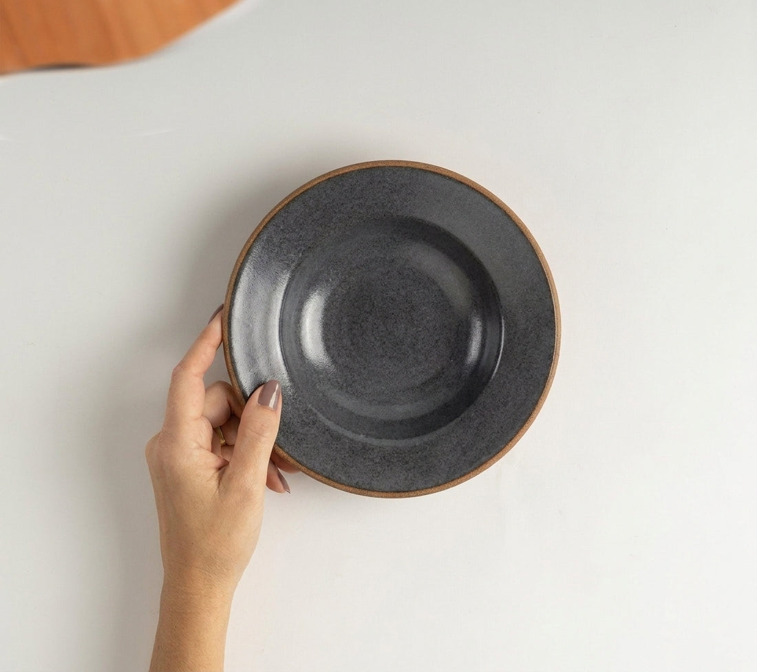 Prato Risoto Borda Alta em cerâmica artesanal — tamanho 250ML, argila Cappuccino, esmalte Grafite