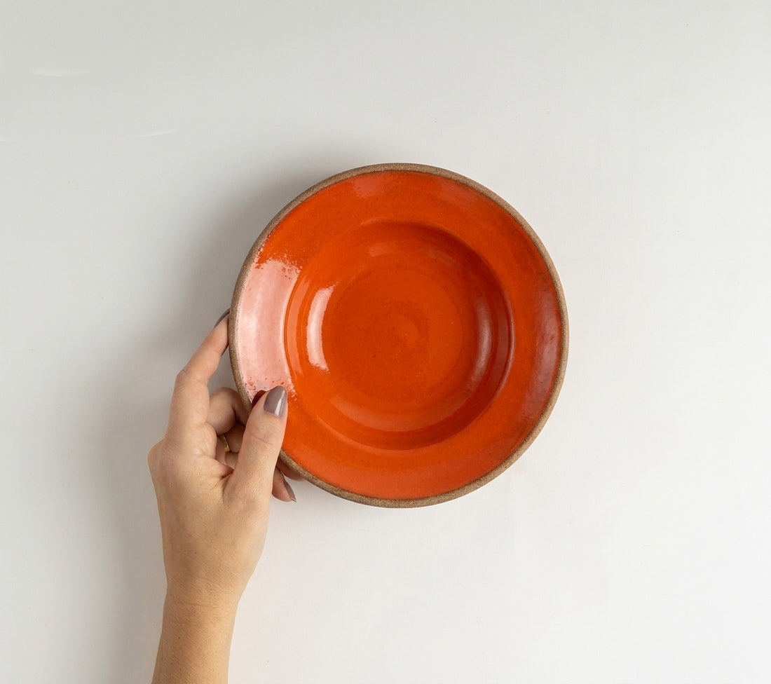 Prato Risoto Borda Alta em cerâmica artesanal — tamanho 250ML, argila Cappuccino, esmalte Laranja Intenso