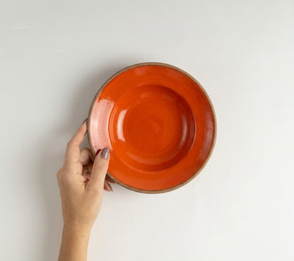 Prato Risoto Borda Alta em cerâmica artesanal — tamanho 250ML, argila Cappuccino, esmalte Laranja Intenso
