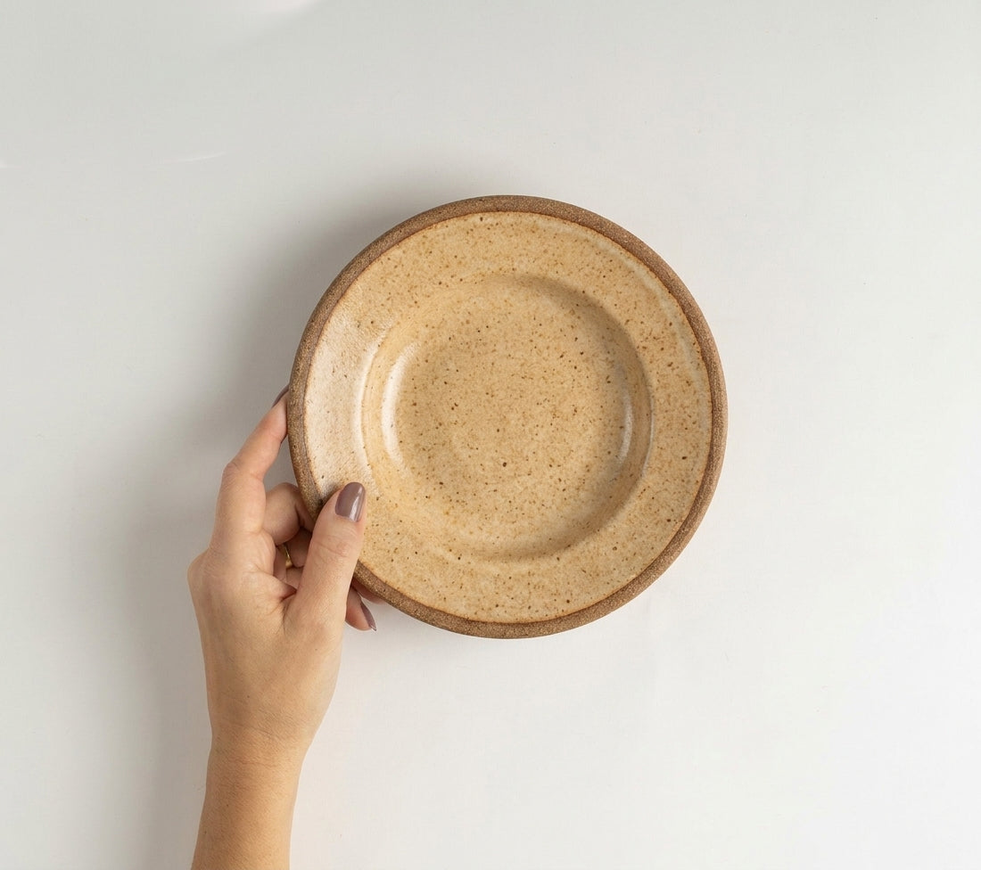 Prato Risoto Borda Alta em cerâmica artesanal — tamanho 250ML, argila Cappuccino, esmalte Pedra Sabão