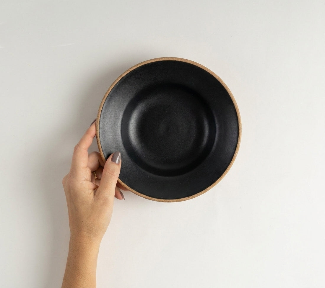 Prato Risoto Borda Alta em cerâmica artesanal — tamanho 250ML, argila Cappuccino, esmalte Preto Acetinado