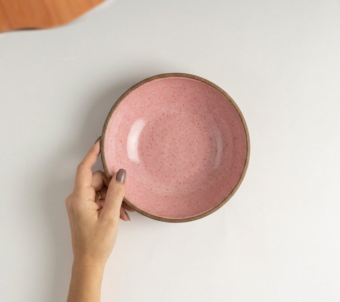 Prato Risoto Borda Alta em cerâmica artesanal — tamanho 250ML, argila Cappuccino, esmalte Rosa Barbie