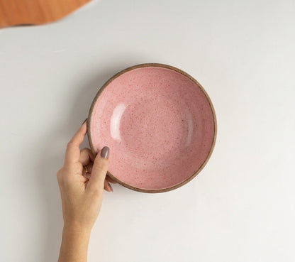 Prato Risoto Borda Alta em cerâmica artesanal — tamanho 250ML, argila Cappuccino, esmalte Rosa Barbie