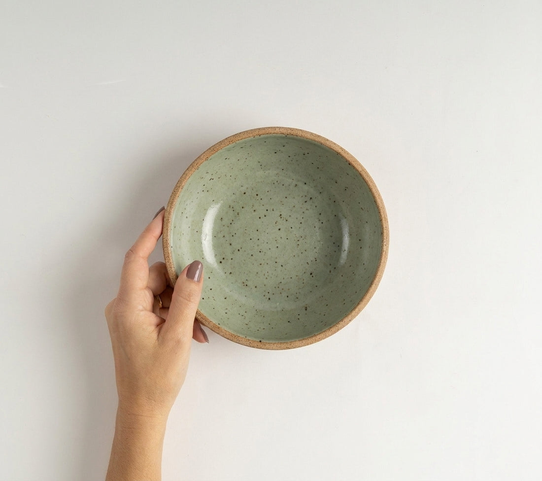 Prato Risoto Borda Alta em cerâmica artesanal — tamanho 250ML, argila Cappuccino, esmalte Verde Pompeia