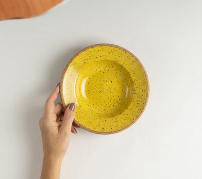 Prato Risoto Borda Alta em cerâmica artesanal — tamanho 250ML, argila Flocos, esmalte Amarelo Intenso