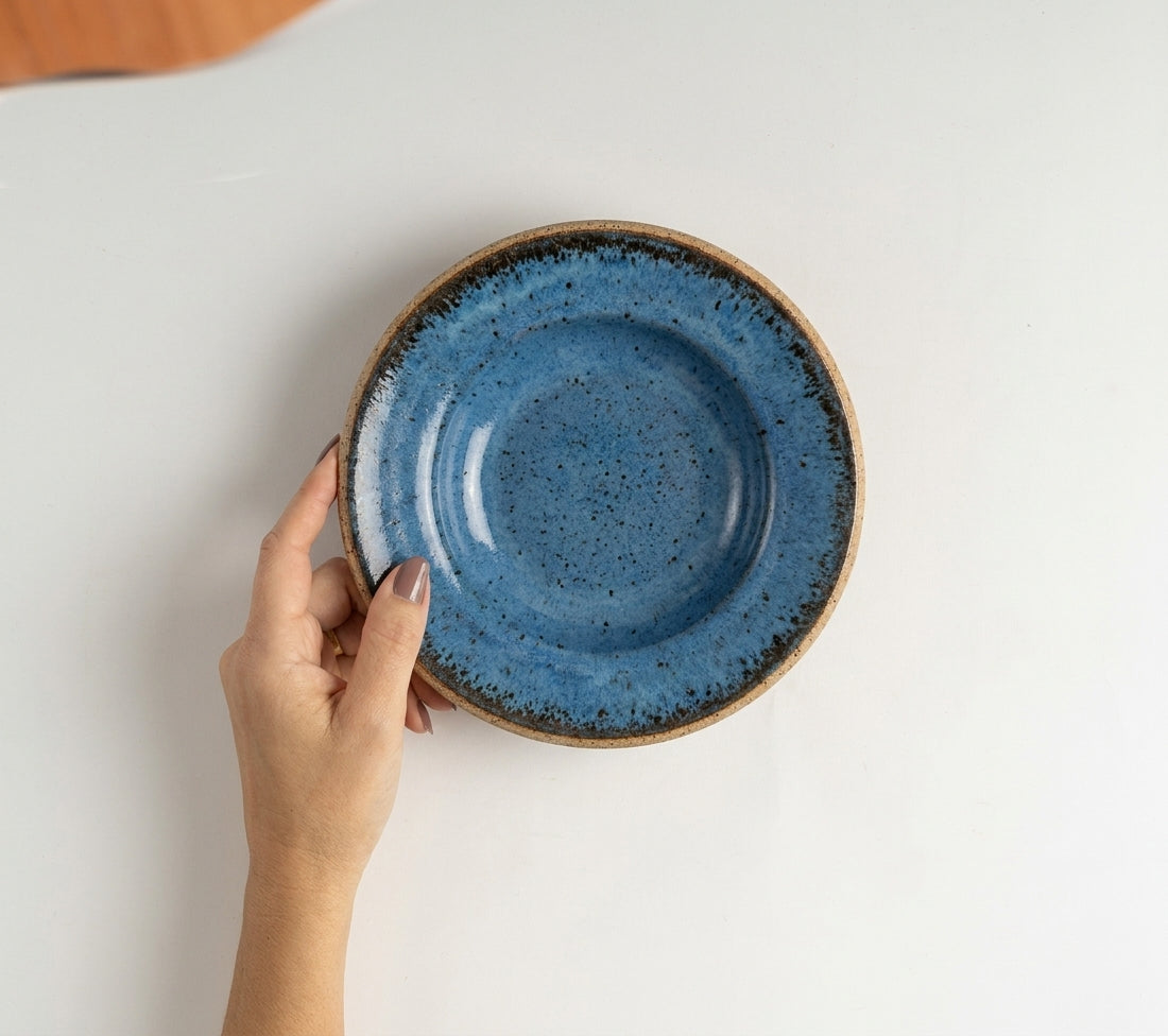 Prato Risoto Borda Alta em cerâmica artesanal — tamanho 250ML, argila Flocos, esmalte Azul Safira