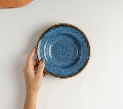 Prato Risoto Borda Alta em cerâmica artesanal — tamanho 250ML, argila Flocos, esmalte Azul Safira
