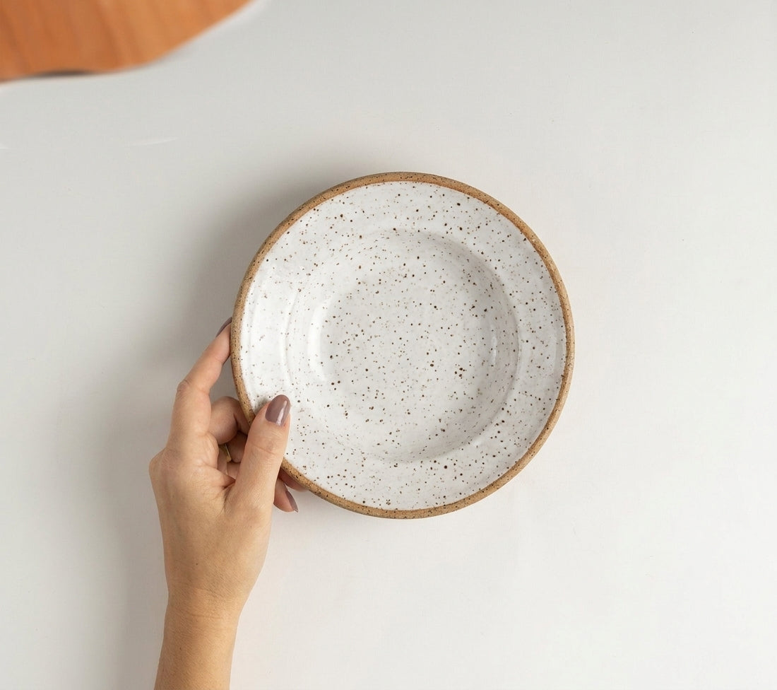 Prato Risoto Borda Alta em cerâmica artesanal — tamanho 250ML, argila Flocos, esmalte Branco AMME