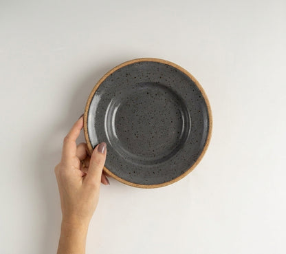 Prato Risoto Borda Alta em cerâmica artesanal — tamanho 250ML, argila Flocos, esmalte Grafite