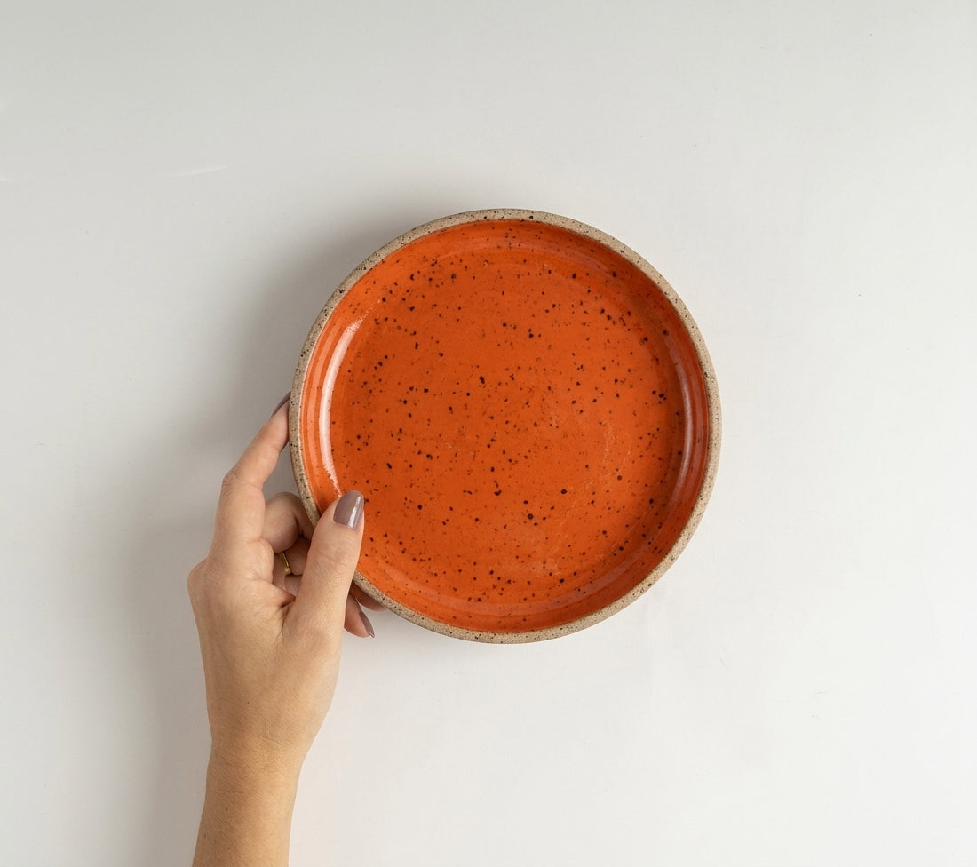 Prato Risoto Borda Alta em cerâmica artesanal — tamanho 250ML, argila Flocos, esmalte Laranja Intenso