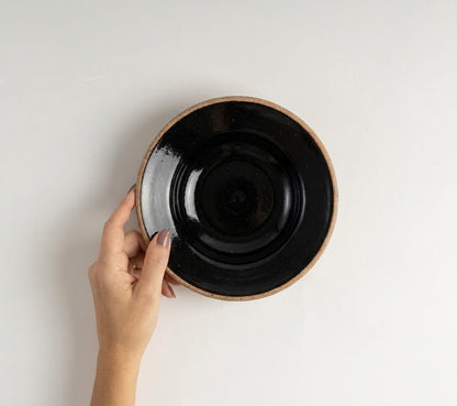 Prato Risoto Borda Alta em cerâmica artesanal — tamanho 250ML, argila Flocos, esmalte Preto Ébano