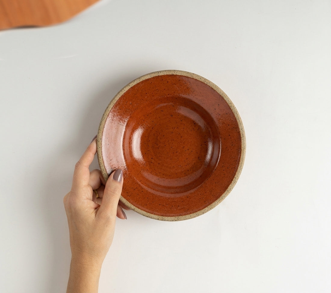 Prato Risoto Borda Alta em cerâmica artesanal — tamanho 250ML, argila Flocos, esmalte Sol de Terracota