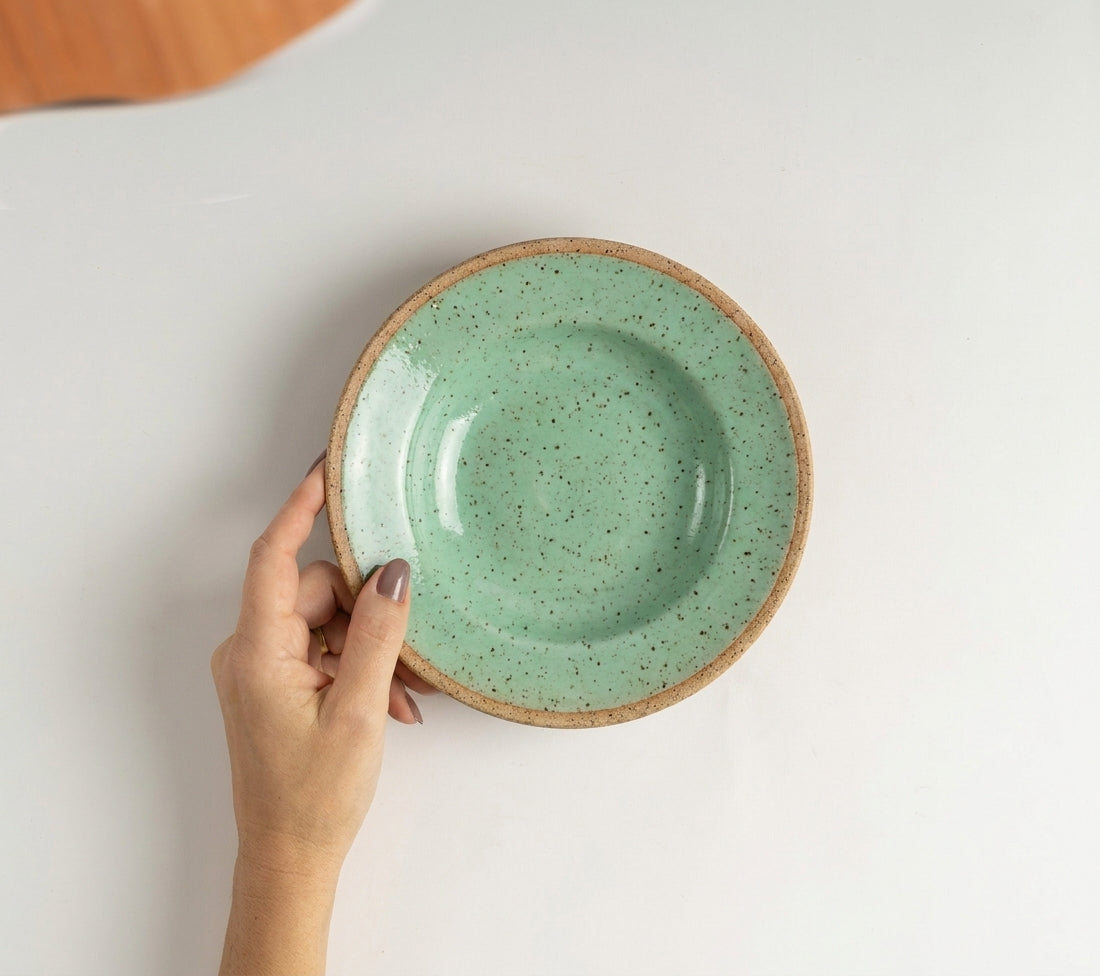 Prato Risoto Borda Alta em cerâmica artesanal — tamanho 250ML, argila Flocos, esmalte Verde Menta