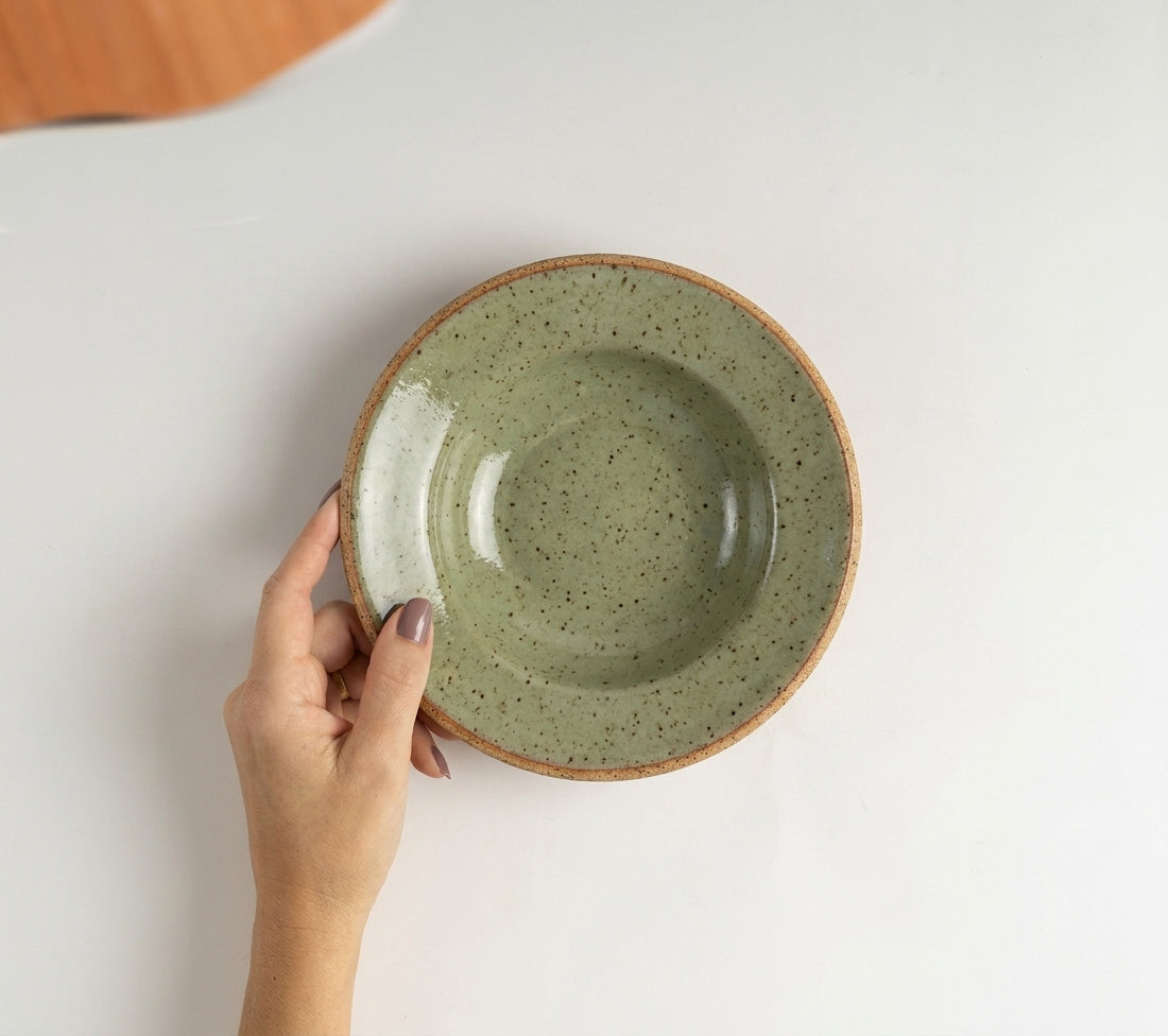 Prato Risoto Borda Alta em cerâmica artesanal — tamanho 250ML, argila Flocos, esmalte Verde Pompeia