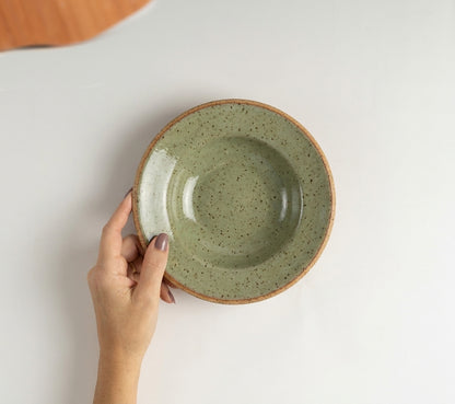 Prato Risoto Borda Alta em cerâmica artesanal — tamanho 250ML, argila Flocos, esmalte Verde Pompeia