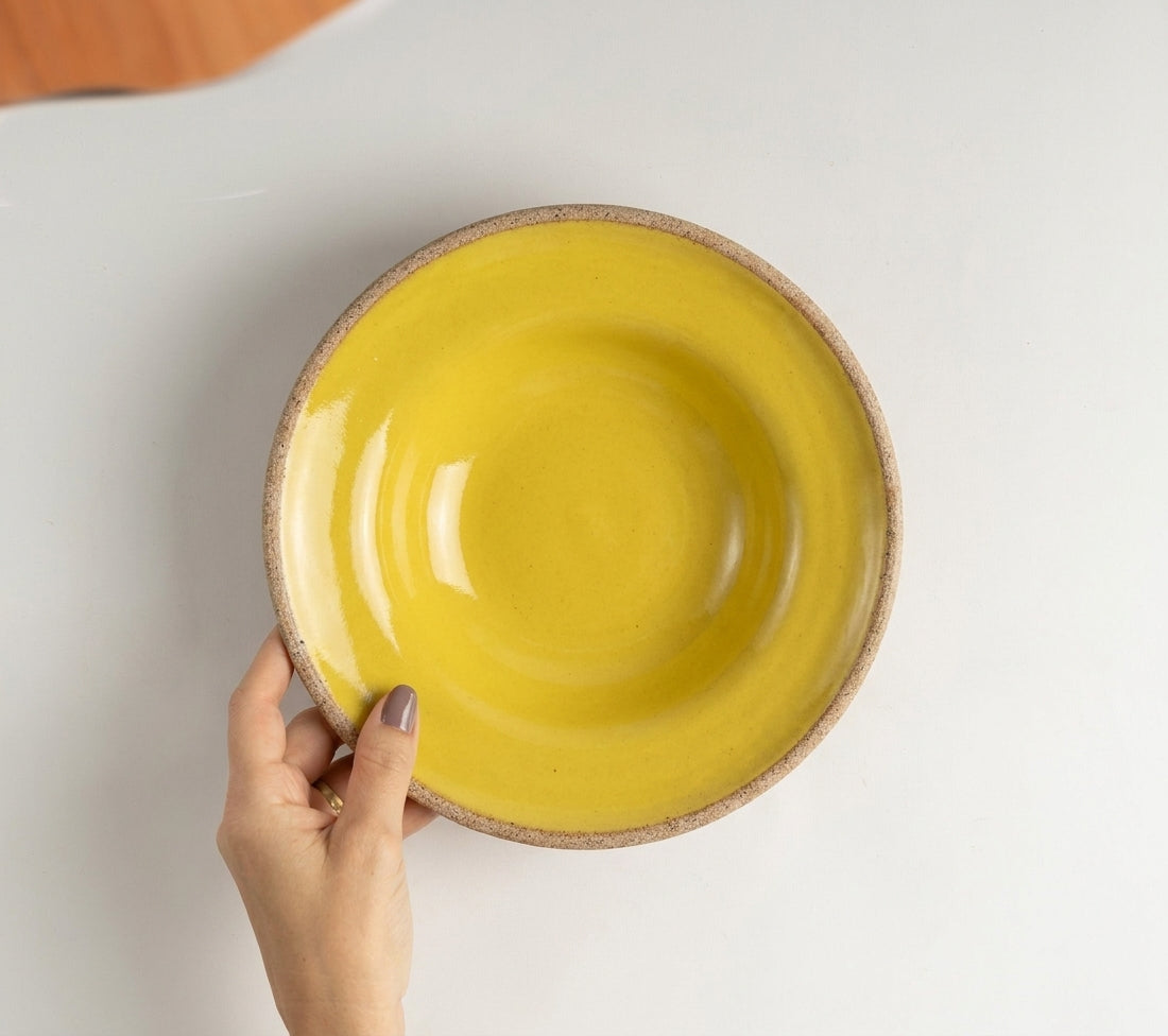 Prato Risoto Borda Alta em cerâmica artesanal — tamanho 350ML, argila Cappuccino, esmalte Amarelo Intenso