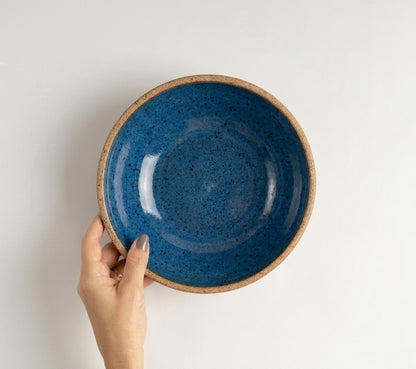 Prato Risoto Borda Alta em cerâmica artesanal — tamanho 350ML, argila Cappuccino, esmalte Azul Safira