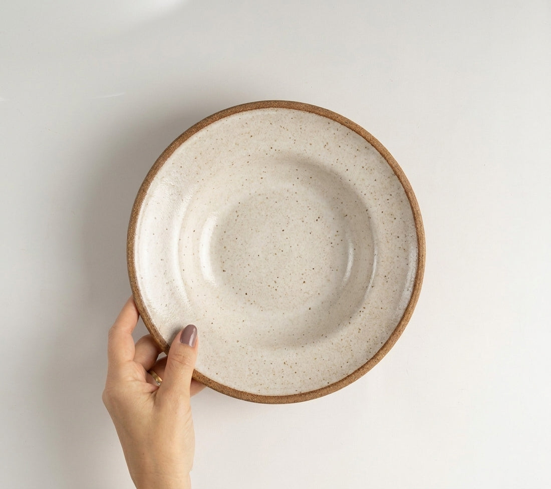 Prato Risoto Borda Alta em cerâmica artesanal — tamanho 350ML, argila Cappuccino, esmalte Branco AMME