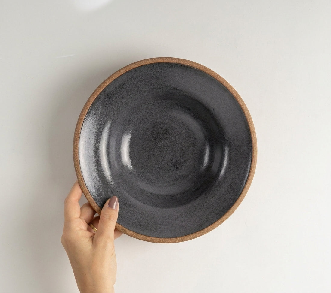 Prato Risoto Borda Alta em cerâmica artesanal — tamanho 350ML, argila Cappuccino, esmalte Grafite