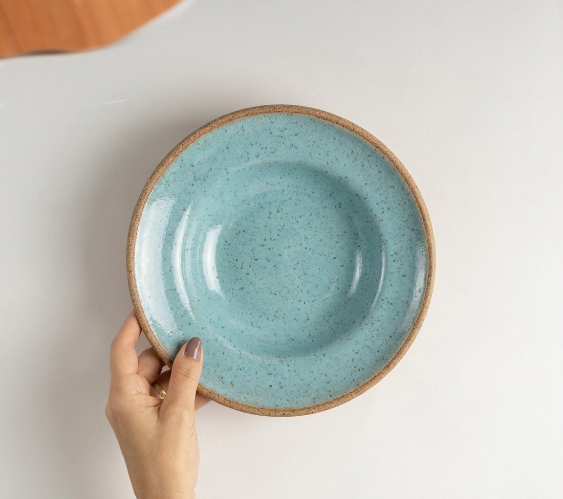 Prato Risoto Borda Alta em cerâmica artesanal — tamanho 350ML, argila Cappuccino, esmalte Jujuba