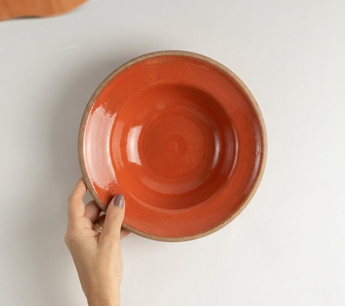 Prato Risoto Borda Alta em cerâmica artesanal — tamanho 350ML, argila Cappuccino, esmalte Laranja Intenso