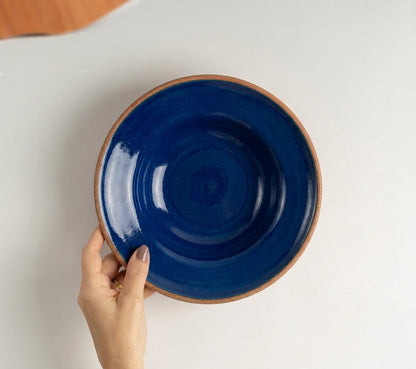 Prato Risoto Borda Alta em cerâmica artesanal — tamanho 350ML, argila Cappuccino, esmalte Lazuli