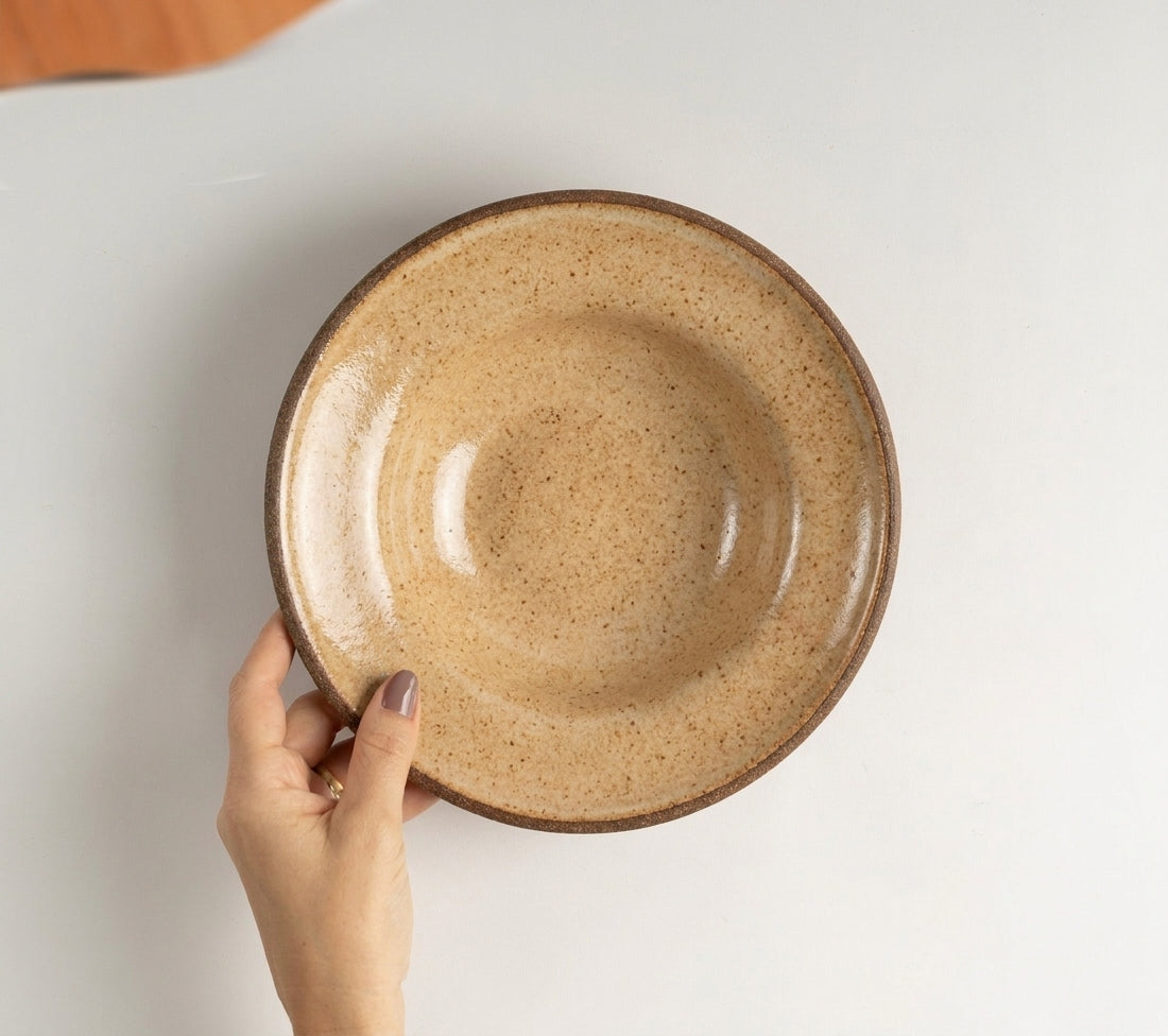 Prato Risoto Borda Alta em cerâmica artesanal — tamanho 350ML, argila Cappuccino, esmalte Pedra Sabão