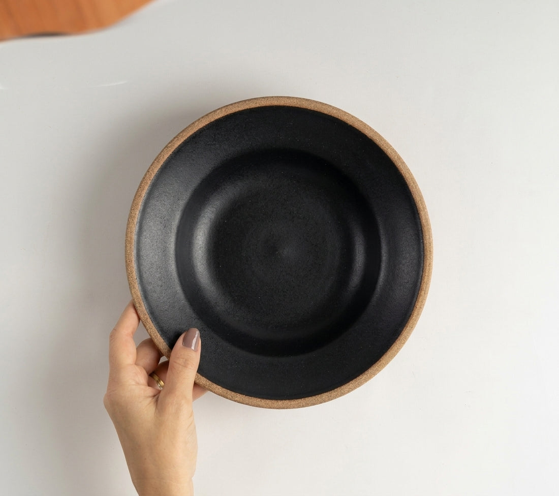 Prato Risoto Borda Alta em cerâmica artesanal — tamanho 350ML, argila Cappuccino, esmalte Preto Acetinado