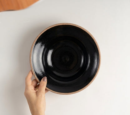 Prato Risoto Borda Alta em cerâmica artesanal — tamanho 350ML, argila Cappuccino, esmalte Preto Ébano