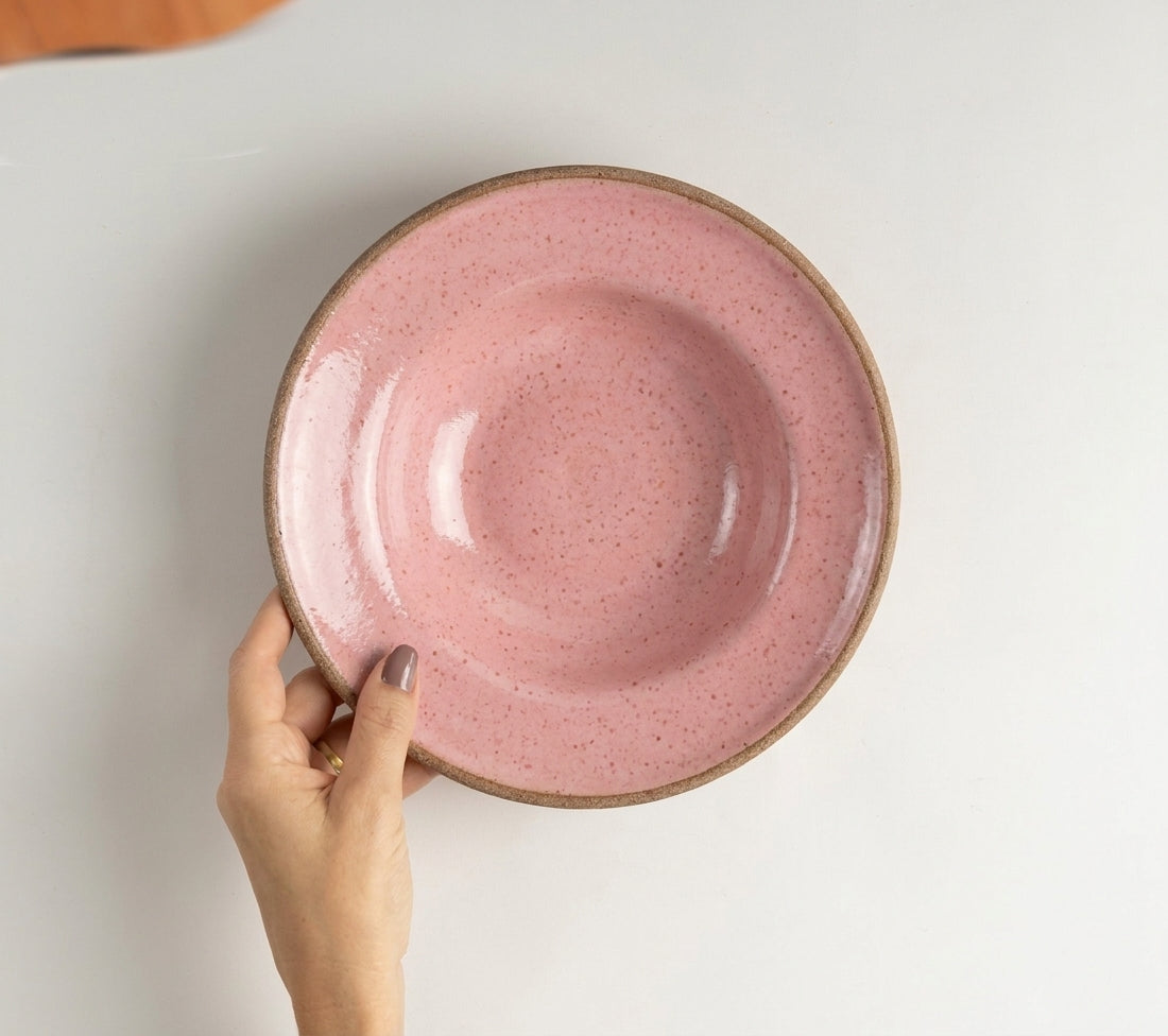 Prato Risoto Borda Alta em cerâmica artesanal — tamanho 350ML, argila Cappuccino, esmalte Rosa Barbie