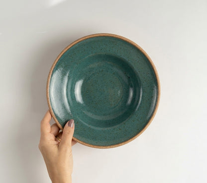 Prato Risoto Borda Alta em cerâmica artesanal — tamanho 350ML, argila Cappuccino, esmalte Verde Exército