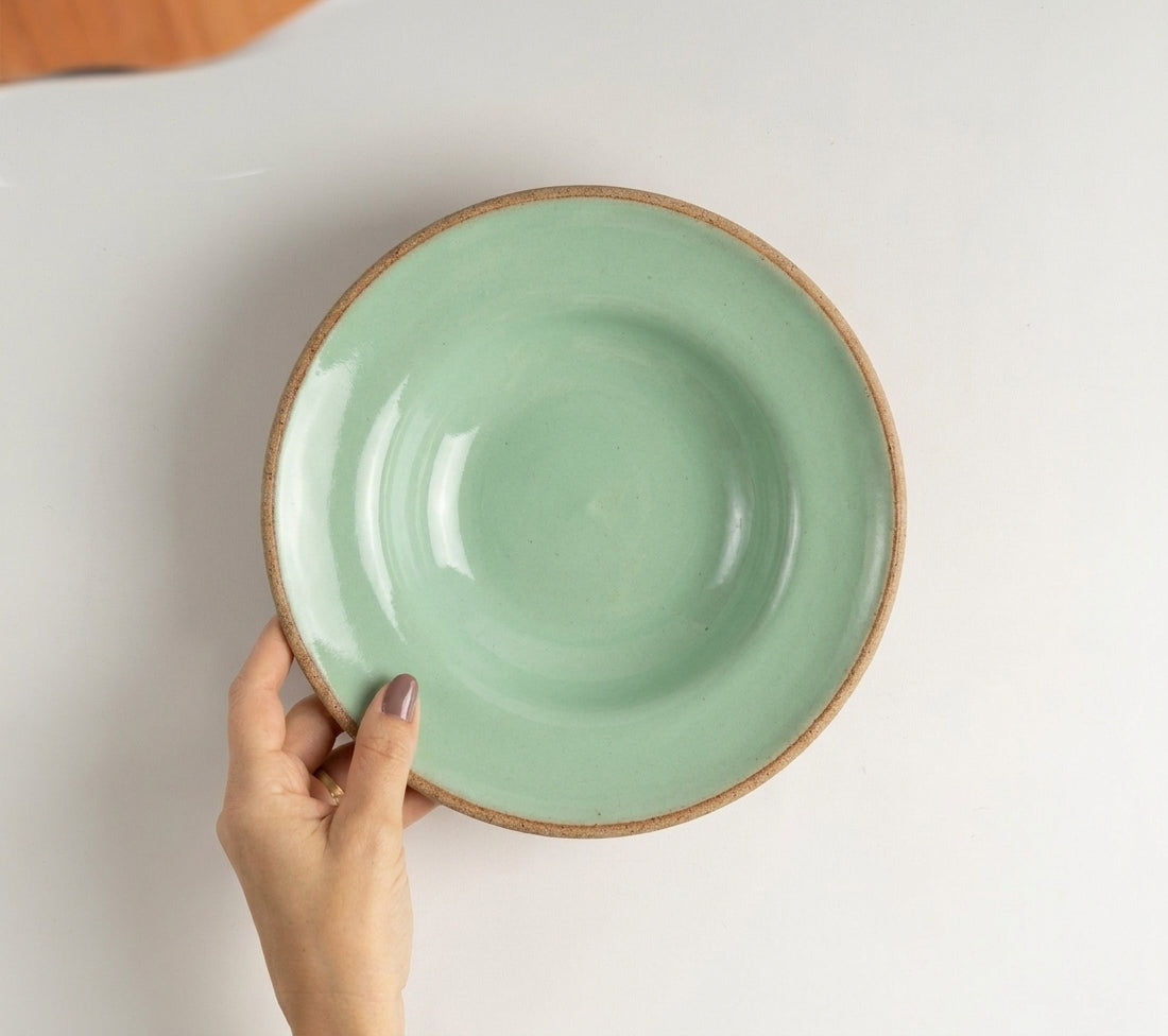Prato Risoto Borda Alta em cerâmica artesanal — tamanho 350ML, argila Cappuccino, esmalte Verde Menta