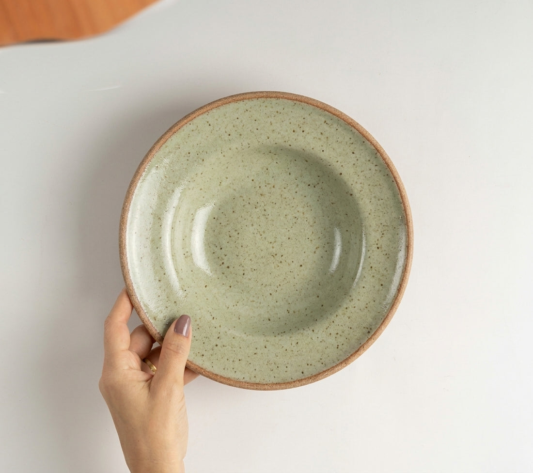 Prato Risoto Borda Alta em cerâmica artesanal — tamanho 350ML, argila Cappuccino, esmalte Verde Pompeia