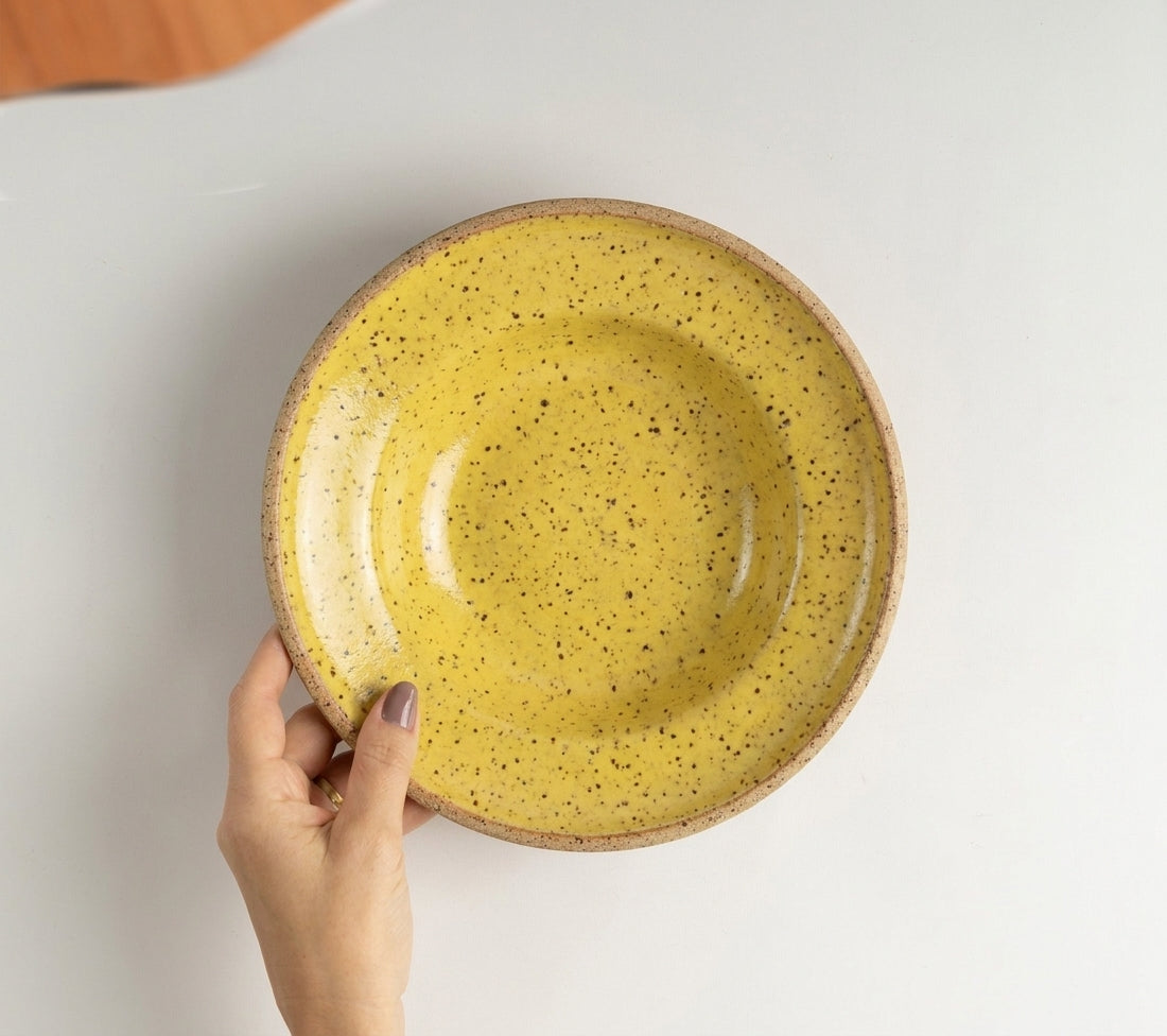 Prato Risoto Borda Alta em cerâmica artesanal — tamanho 350ML, argila Flocos, esmalte Amarelo Intenso