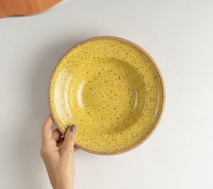 Prato Risoto Borda Alta em cerâmica artesanal — tamanho 350ML, argila Flocos, esmalte Amarelo Intenso