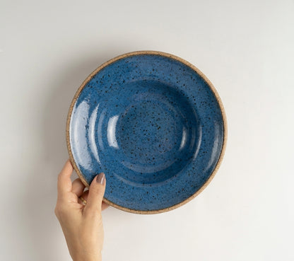 Prato Risoto Borda Alta em cerâmica artesanal — tamanho 350ML, argila Flocos, esmalte Azul Safira